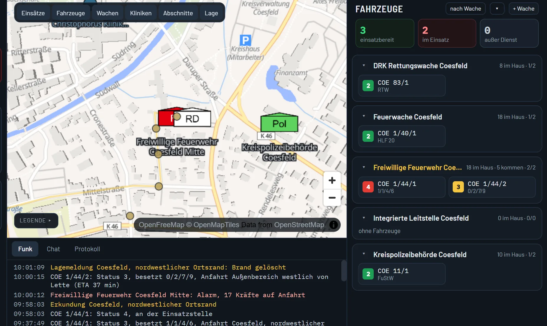Wachenansicht aus dem Spiel: Kräfte auf der Anfahrt zum Gerätehaus, das Fahrzeug wartet auf seine Besatzung.